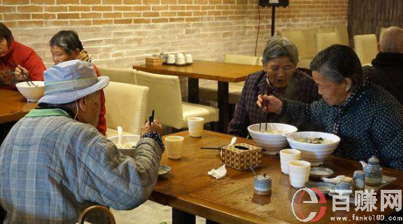 拽著老婆進(jìn)飯館